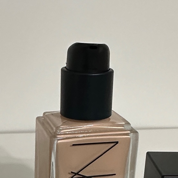 Light 2 Mont Blanc—NARS Light Reflecting Foundation - Picture 12 of 15